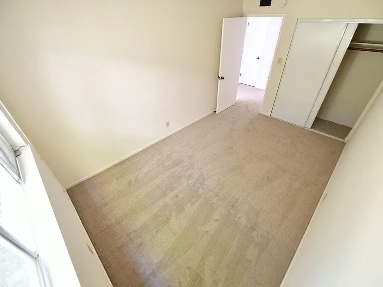 5390 Broadway — Photo 15