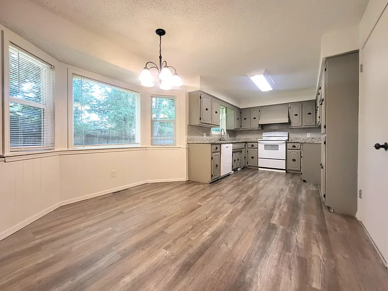 3222 W Roxbury St — Photo 4