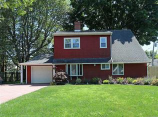 102 Page Ln, Westbury, NY 11590