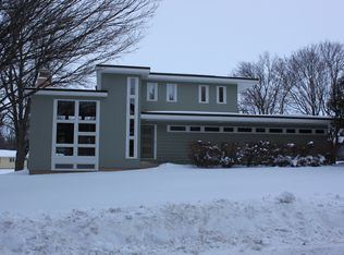 404 Center St, Hull, IA 51239