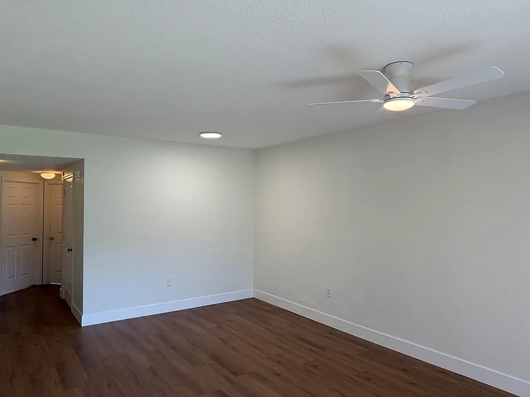 1095 Golden Lakes Blvd — Photo 9