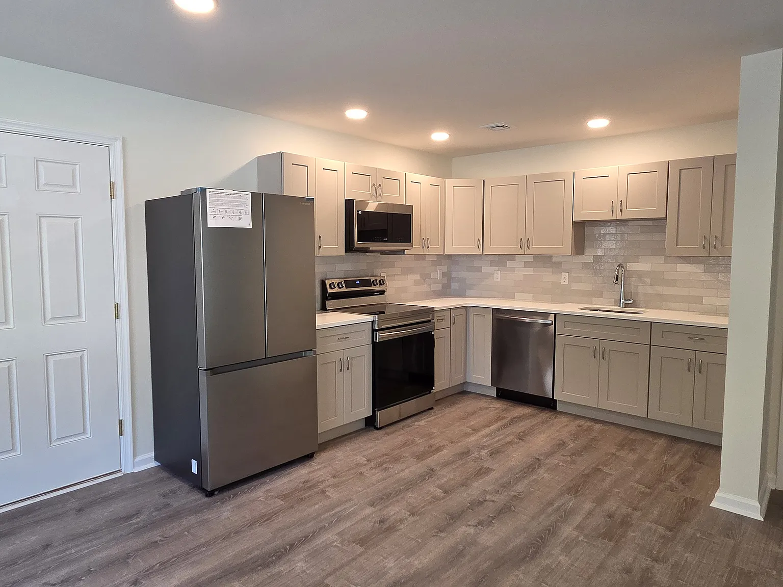 3 bed, 2.5 bath, 1300 sqft, $2,500 — Photo 2