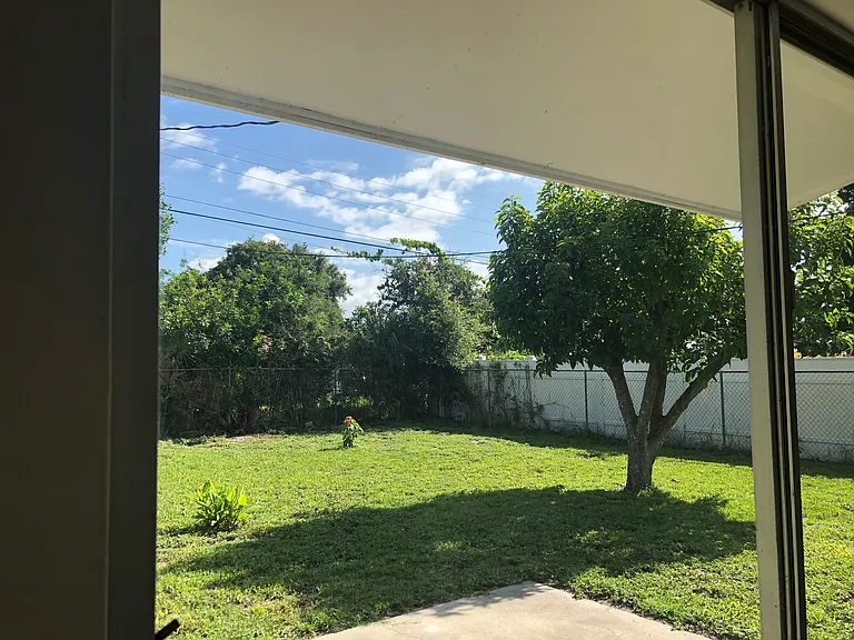 1209 Forester Ave — Photo 9