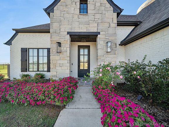 3rd image of 6131 N Creekwood Dr