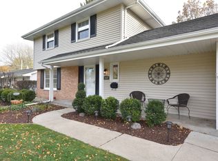 N89W17659 Saint Thomas Dr, Menomonee Falls, WI 53051