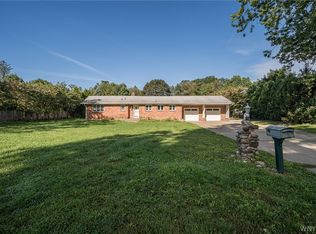 27 Woodview Dr, Orchard Park, NY 14127