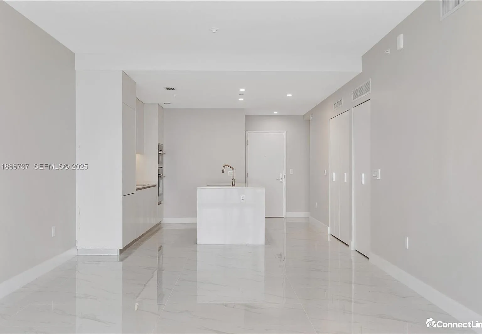 3 bed, 3.0 bath, $8,200 — Photo 4