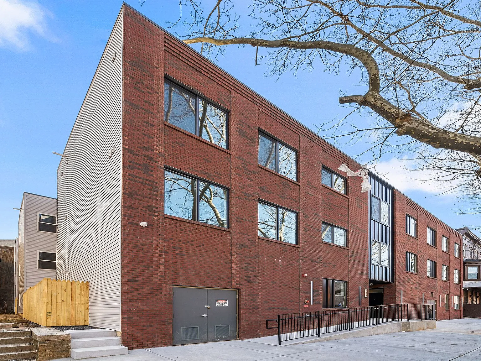 Gorgeous New Diamond St Construction Boasting Luxury Finishes — Photo 1