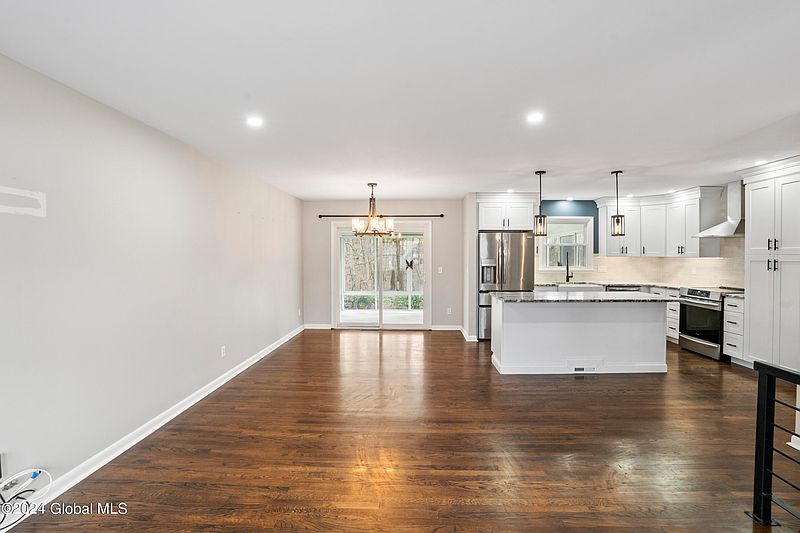 4th image of 14 S Royal Drive