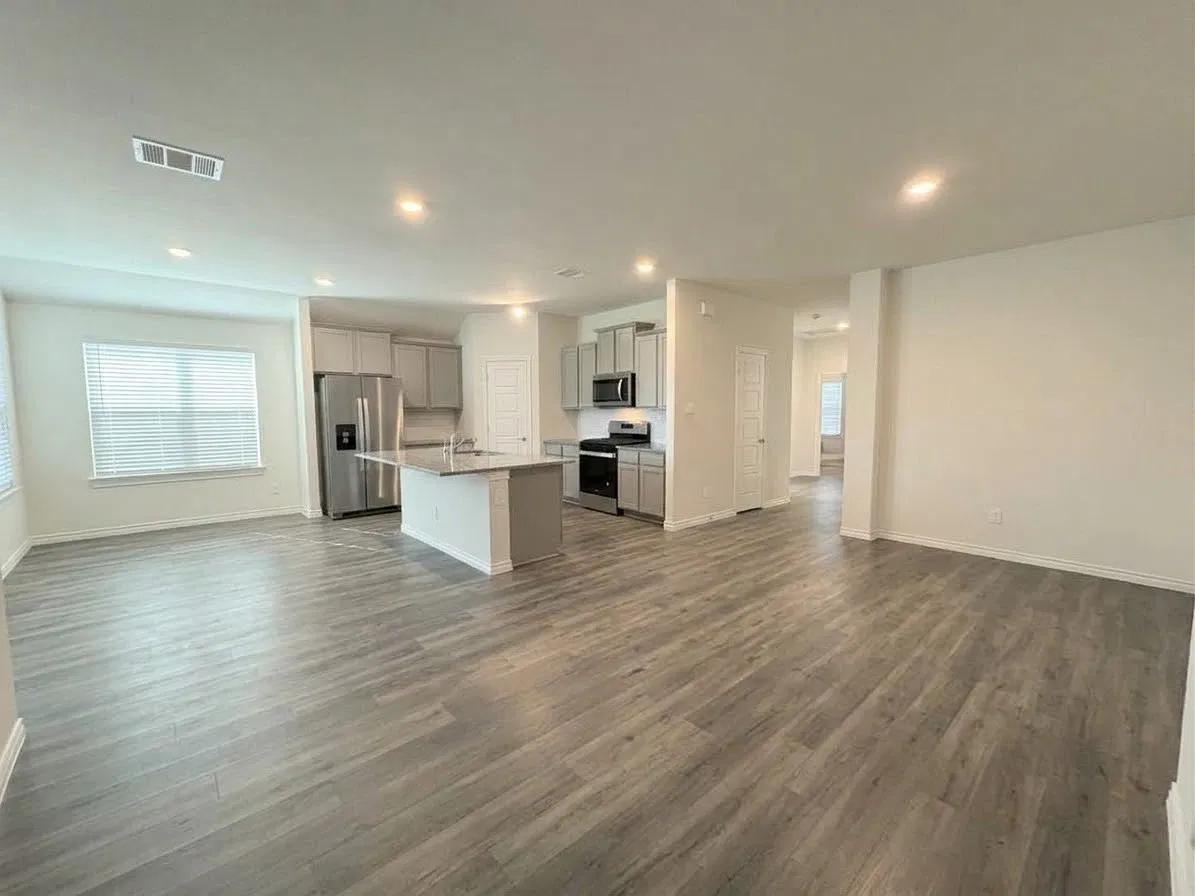 4 bed, 2080 sqft, $2,400 — Photo 2