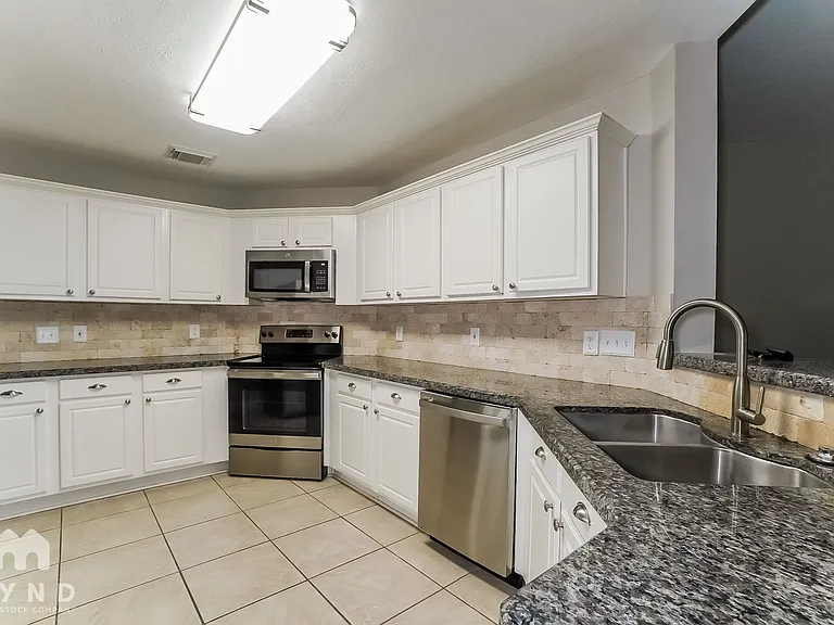 12035 Thornecrest Dr — Photo 2