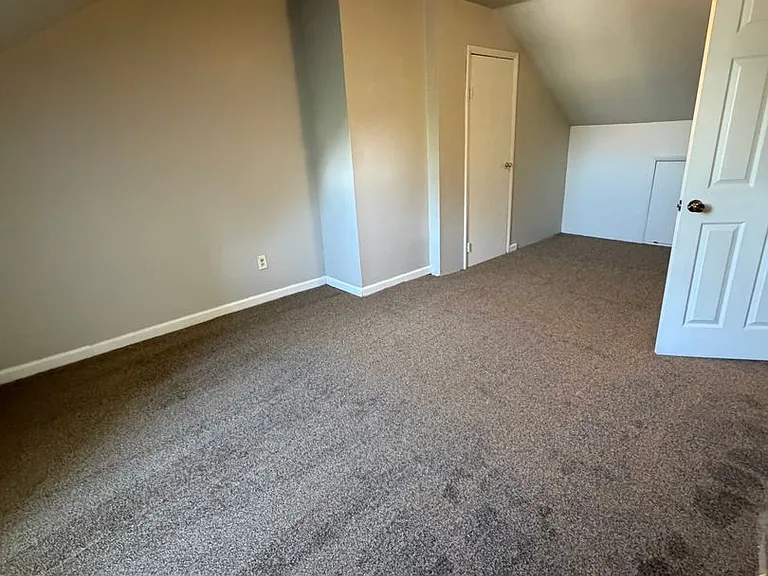 564 Salem Ave — Photo 10
