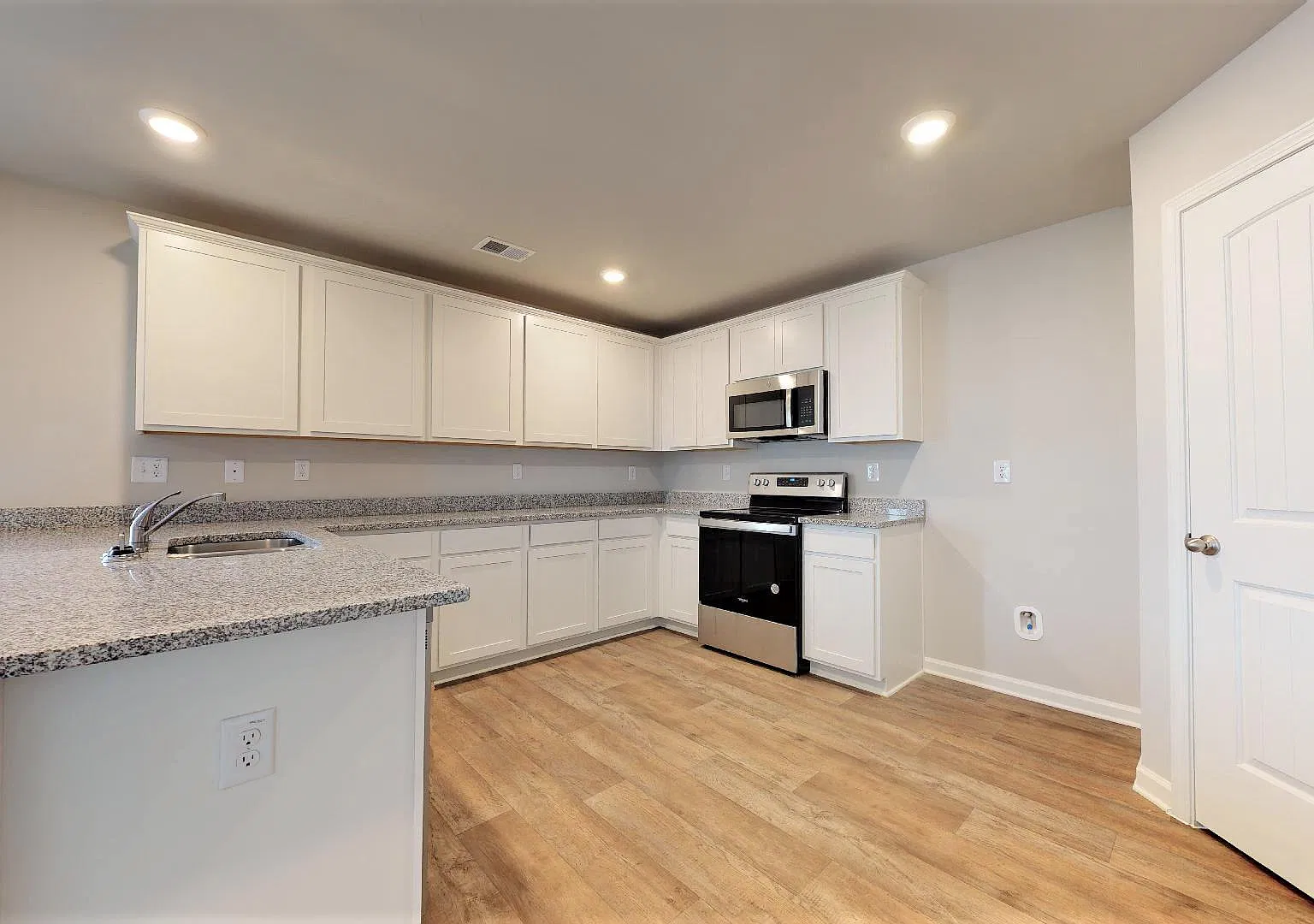 4 bed, 3.5 bath, 2700 sqft, $3,500 — Photo 4