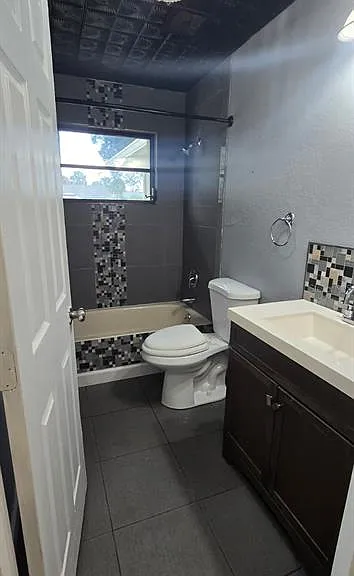 1174 Victoria Ave — Photo 6