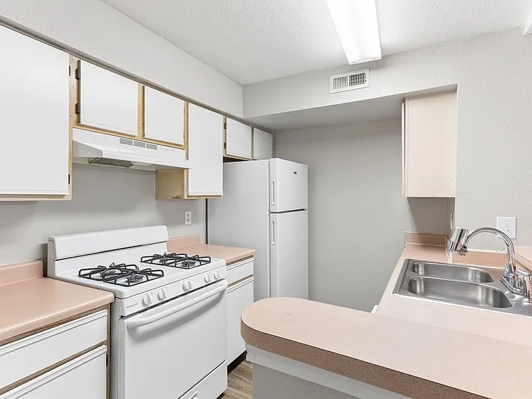 Willow Creek Apartments — Photo 16