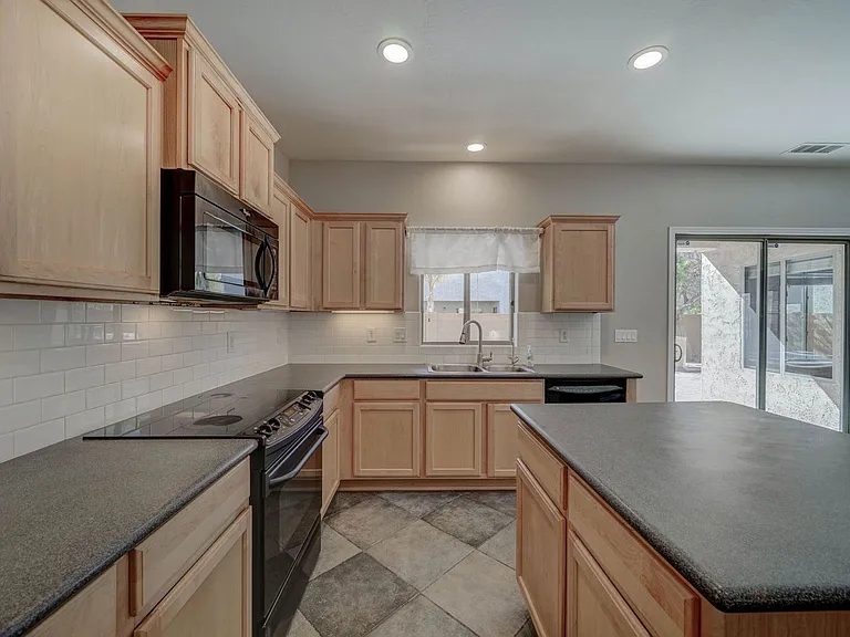 2143 W Marconi Ave — Photo 8