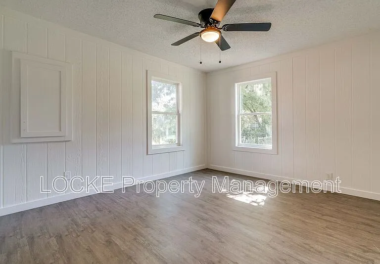 311 Byron St — Photo 15