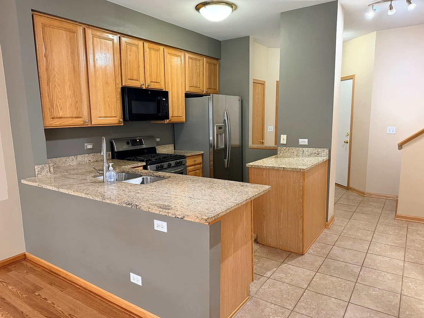 2 bed, 1.5 bath, 1032 sqft, $1,995 — Photo 3