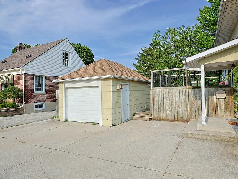 452 Nelson St — Photo 2