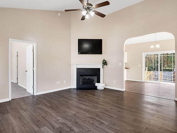 5th image of 165 Oak Leaf Dr