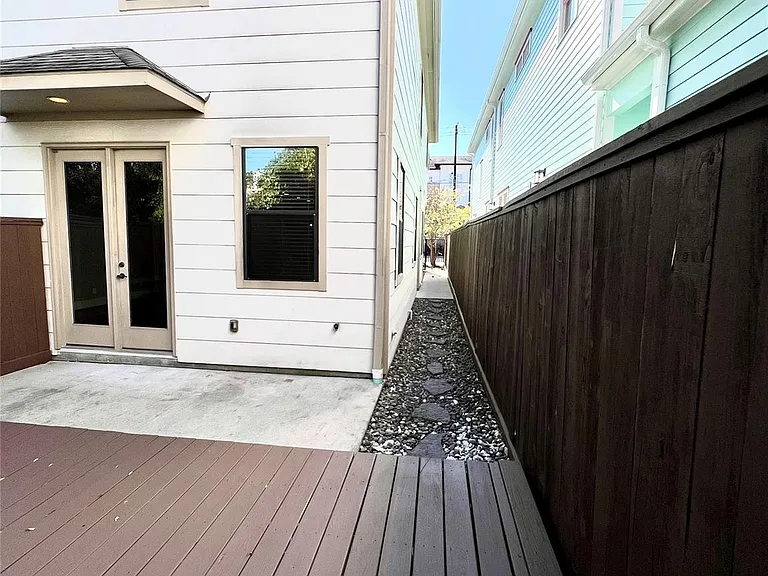 1818 Edwards St — Photo 31