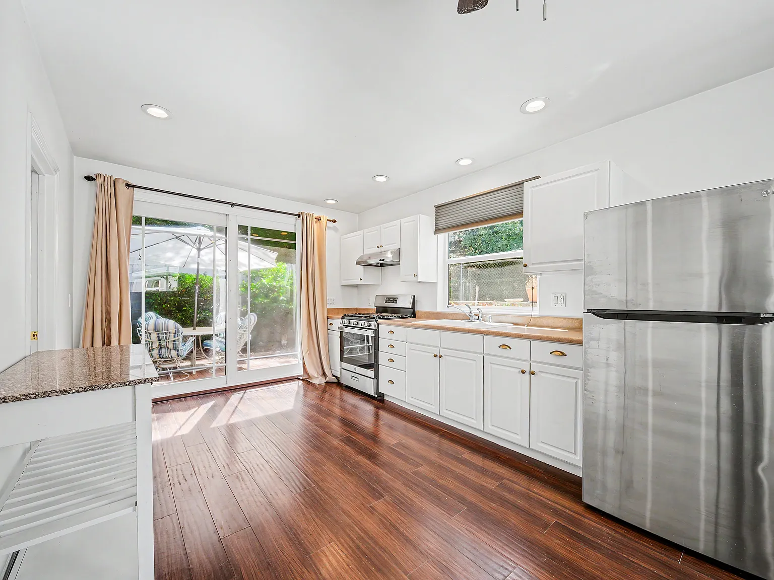 Studio, 400 sqft, $2,400 — Photo 4