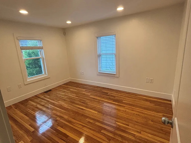 10 Manuel Ave — Photo 2