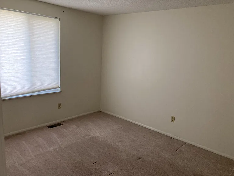 585 Meadowview Ln — Photo 10
