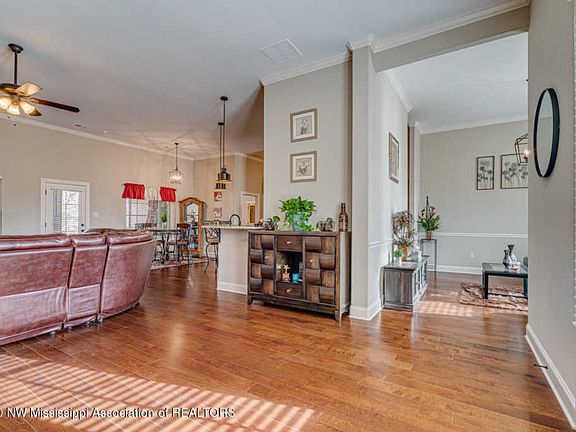 5th image of 336 Ericson St