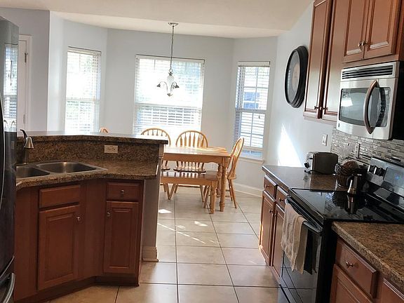 3rd image of 21 Royal Oak Dr