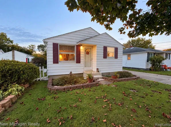 2225 E Williamson St, Burton, MI 48529
