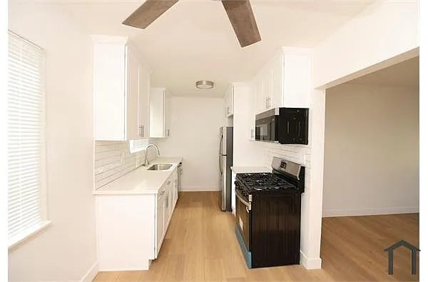 Building Photo - 14115 Gilmore St #6