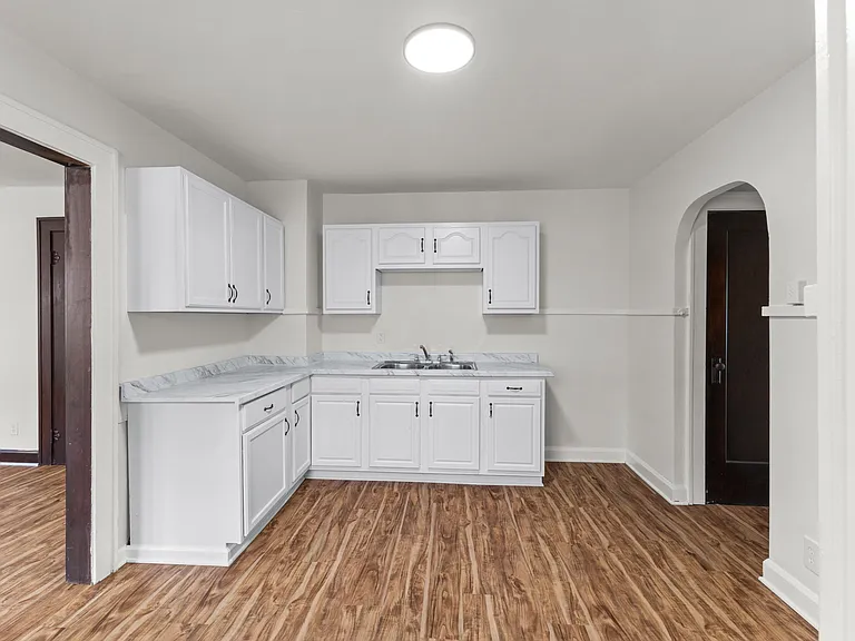 950 N Chester Ave — Photo 10