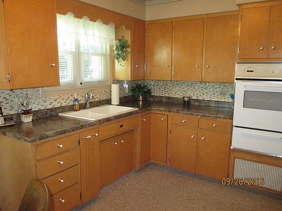3rd image of 901 9th Ave E