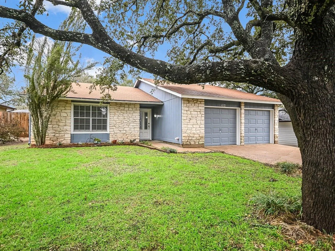 3 bed, 2.0 bath, 1256 sqft, $2,100 — Photo 2