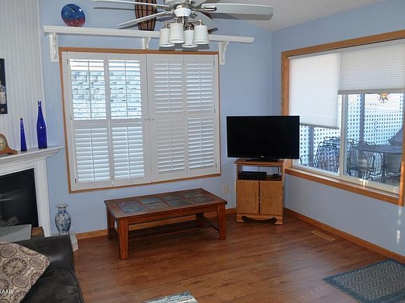 4th image of 25 Park Ln Unit 11