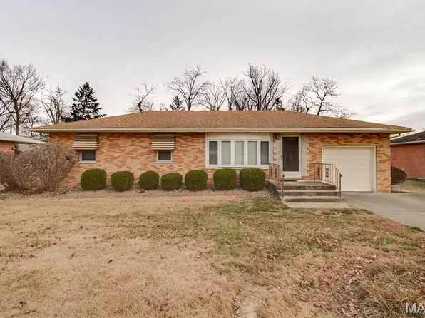 4925 Hill Dr, Godfrey, IL 62035