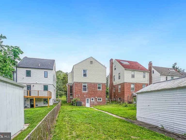 2615 Otis St NE — Photo 44