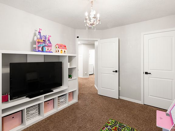 4th image of 811 E Sandhill Ct