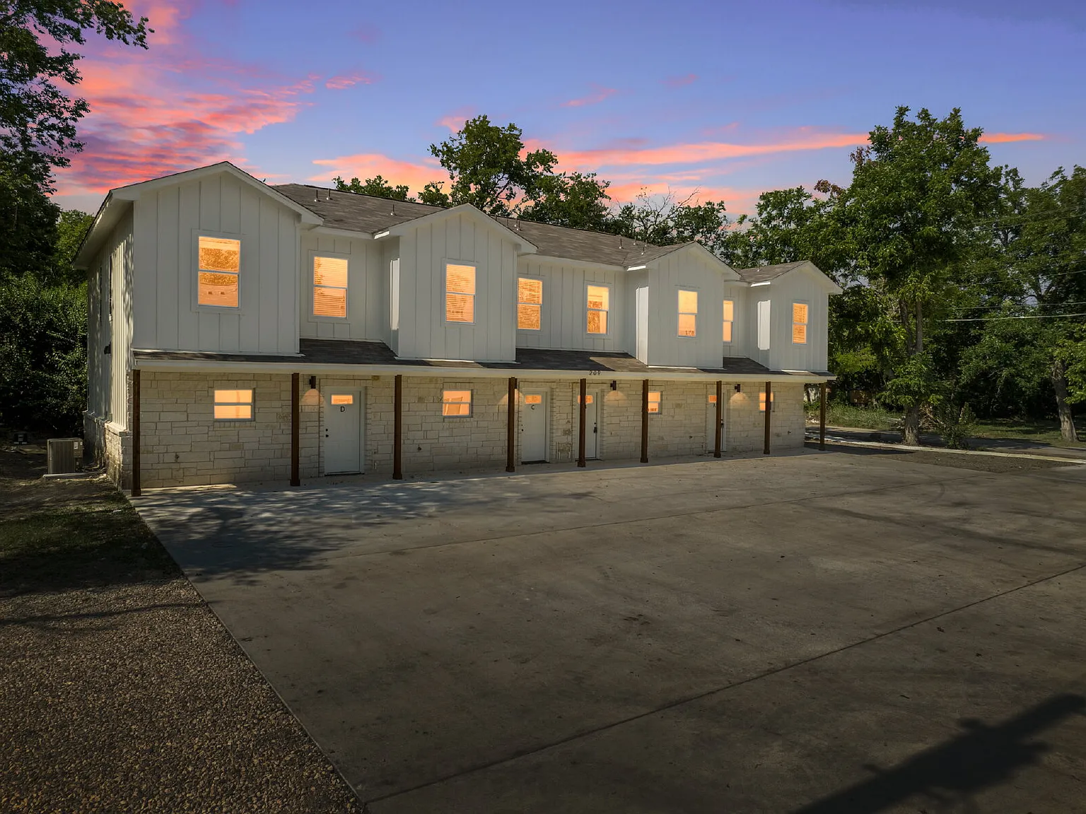 3 bed, 2.0 bath, 1250 sqft, $1,300 — Photo 1