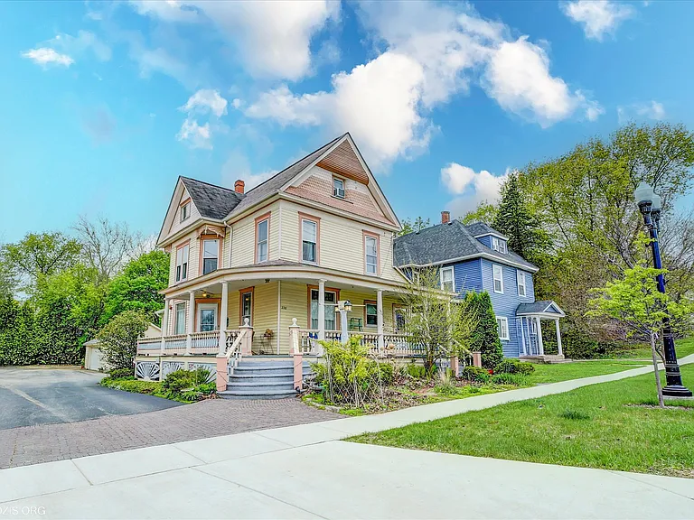 220 E South St — Photo 1