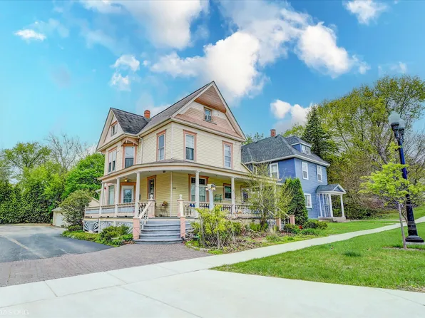 220 E South St, Woodstock, IL 60098