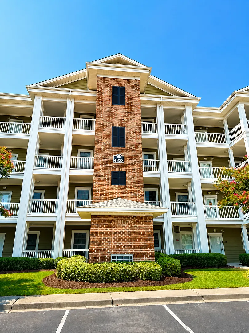 Beautiful Lakefront 3-Bedroom Condo Near the Beach — Photo 3