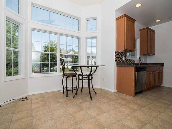 5th image of 21 Cranberry Cir