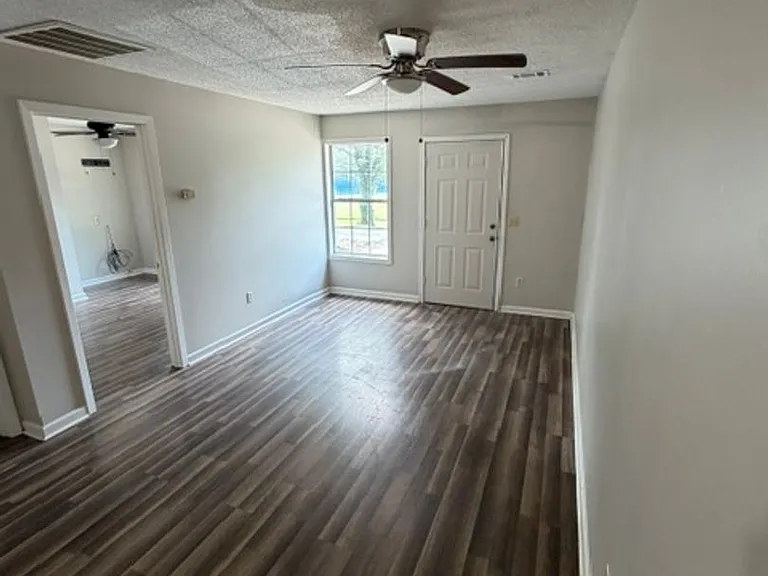 616 1/2 N Bayou Ave #B — Photo 2