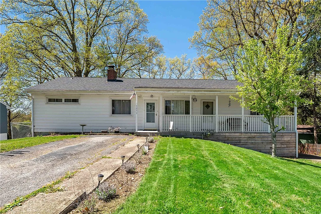 1073 Crest Dr photo 1