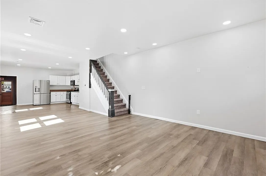 3 bed, 1.0 bath, 1200 sqft, $2,500 — Photo 4