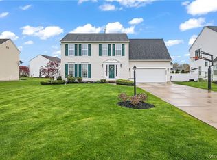 2434 King Fisher Ln, Niagara Falls, NY 14304