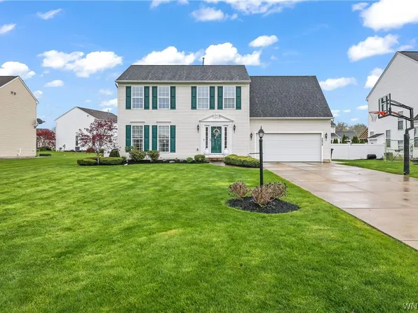 2434 King Fisher Ln, Niagara Falls, NY 14304
