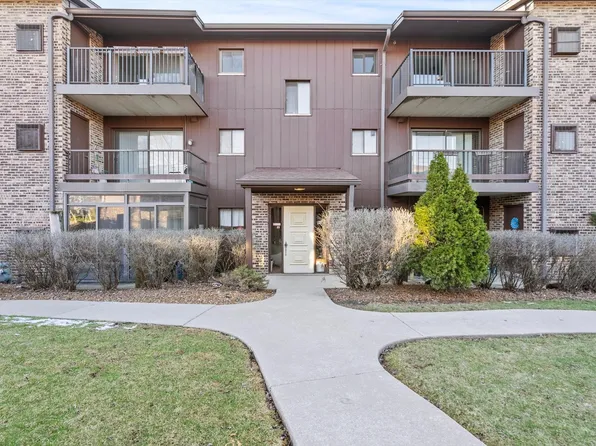 60 Pier Dr APT 303, Westmont, IL 60559